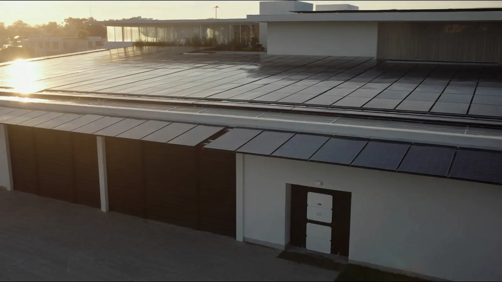 Casa de alto padrão com painéis solares no telhado