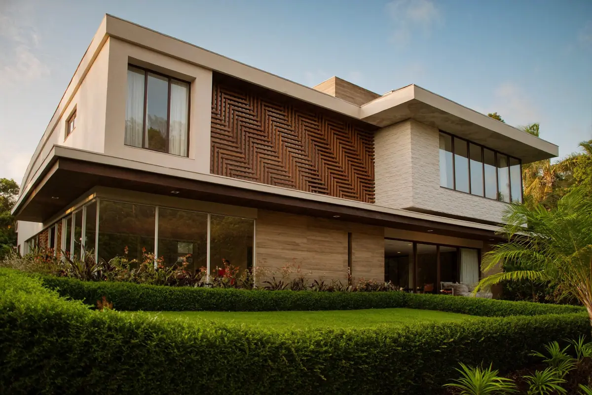 Fachada de casa contemporânea de alto padrão ao entardecer