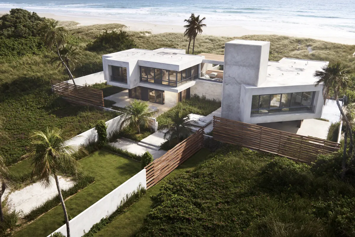 Casa térrea de alto padrão com jardim e garagem coberta